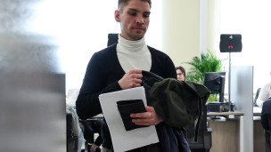 Мужчина с документами в руках