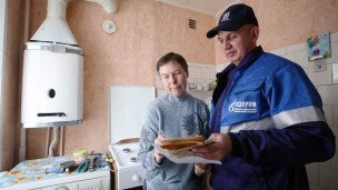 Сотрудник во время технического обслуживания газового оборудования