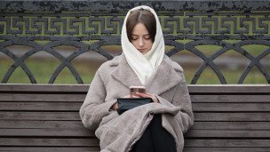 Девушка с телефоном в руках