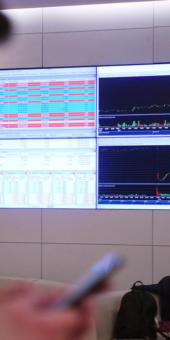 Монитор с интерактивными онлайн графиками биржи
