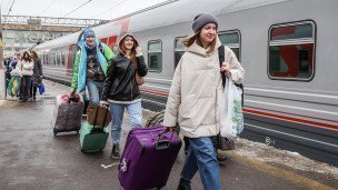 Пассажиры во время запуска пассажирского поезда