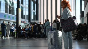 Пассажиры в зоне регистрации в терминале