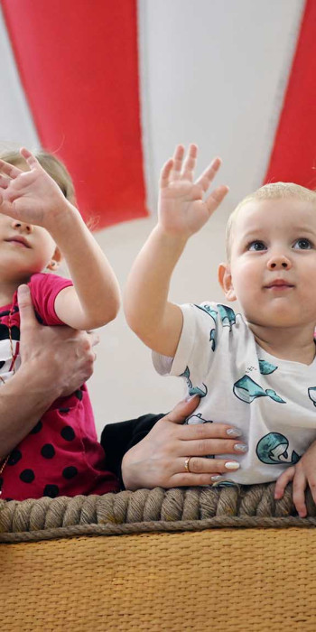 Семья с двумя детьми