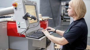 Женщина Оператор оборудования  во время работы за экраном 
