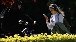 devushka-s-telefonom-na-ulice
