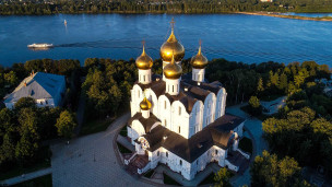 Успенский кафедральный собор на стрелке Волги и Которосли в Ярославле