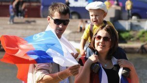 Семья с ребенком и российским флагом