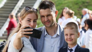 Школьник и родители перед началом торжественной линейки