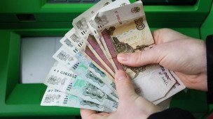 Денежные купюры в руках