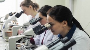 Научные сотрудницы в научно-исследовательской лаборатории