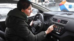 женщина за рулем автомобиля