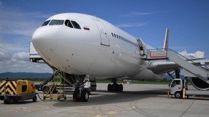 Боинг готовится к взлету в аэропорту 