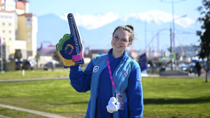 девушка волонтер на всемирном фестивале молодежи