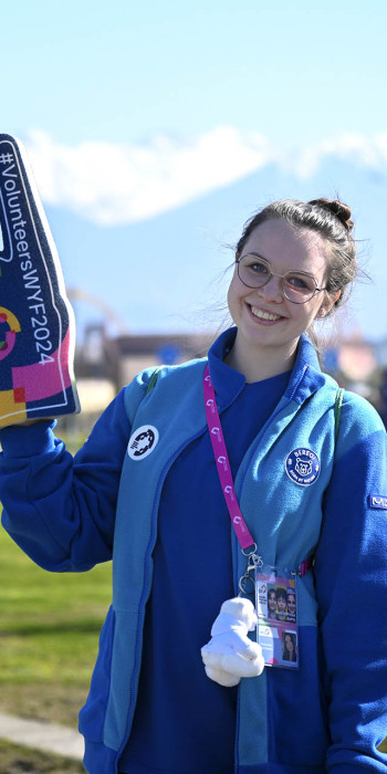 девушка волонтер на всемирном фестивале молодежи