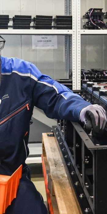 Сотрудник компании  на участке сборки литий-ионных батарей