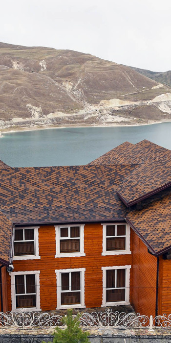 гостиница на берегу озера в горах