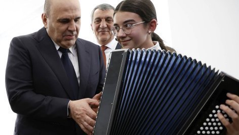 mihail-mishustin-igraet-na-garmonike-so-shkolnicej