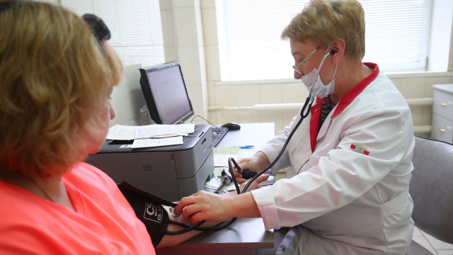 Пациентка в кабинете врача в поликлинике