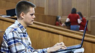 Студент в лекционной аудитории
