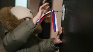 Мальчик тянется за ключом  