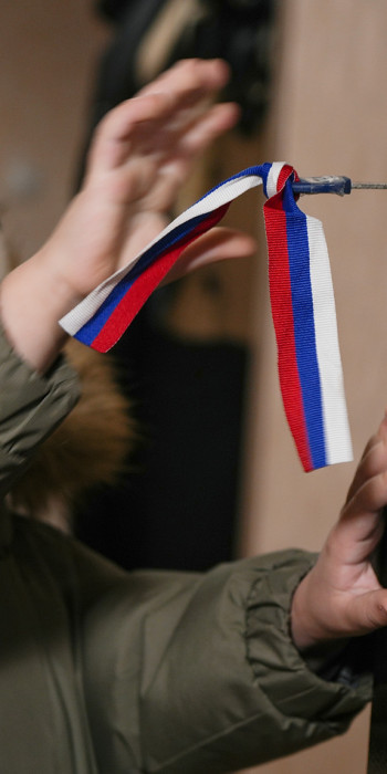 Мальчик тянется за ключом  