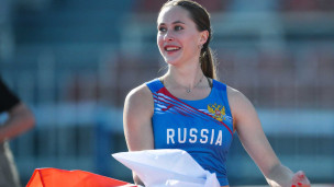 Полина Кнороз на соревновании по прыжкам с шестом