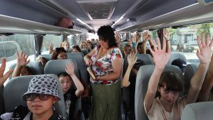 Дети в автобусе перед отправкой на отдых в детские оздоровительные лагеря