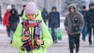 Девушка с мобильным телефоном