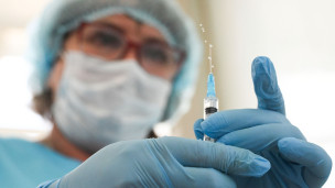 Медработница с вакциной