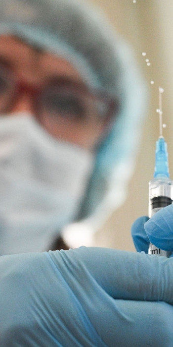 Медработница с вакциной