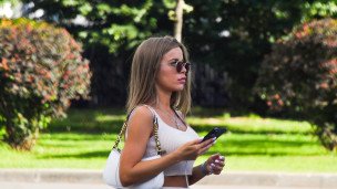 девушка со смартфоном в руках