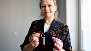 Женщина с ключами от квартиры в руках