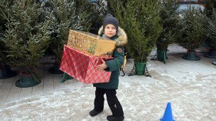 Ребенок с подарками 