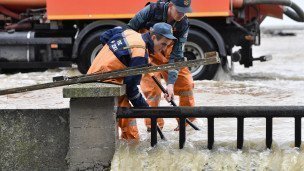 Сотрудники МЧС во время ликвидации последствий подтоплений