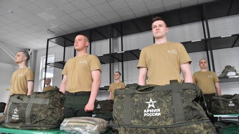 Призывники в сборном пункте военного комиссариата 