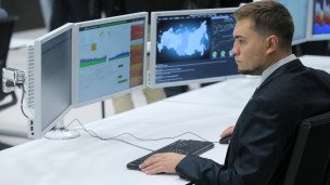 Сотрудник в центре обработки данных