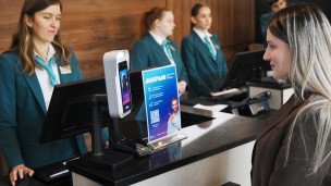 devushka-zaselyaetsya-v-gostinicu-po-biometrii 