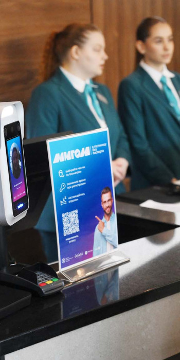 devushka-zaselyaetsya-v-gostinicu-po-biometrii 