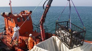 Аквалангисты МЧС на барже "Пикник" во время сбора мазута со дна Черного моря. Танкеры "Волгонефть-212"