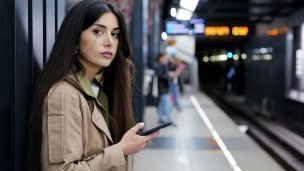 Девушка на платформе со смартфоном