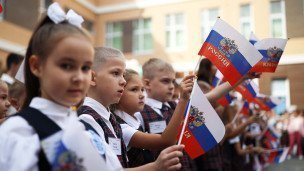 Первоклассники во время линейки