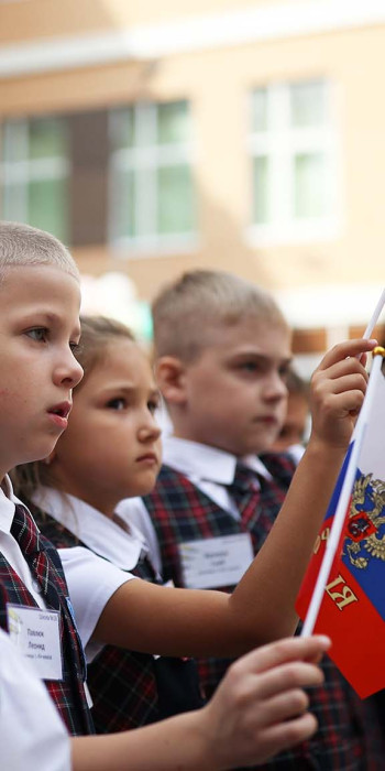 Первоклассники во время линейки