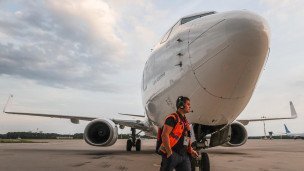 Самолет на территории аэропорта 