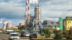 вид на нефтеперерабатывающий завод