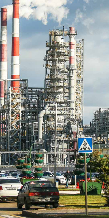 вид на нефтеперерабатывающий завод