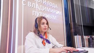 Сотрудник колл-центра в офисе общероссийского народного фронта во время обработки звонков в связи с предстоящей прямой линией президента Российской Федерации Владимира Путина