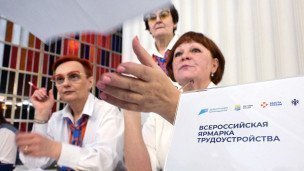 zhenshchiny-s-dokumentami-na-yarmarke-vakansij 