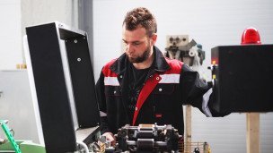 Работник на производстве