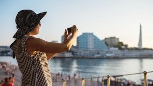 Туристка фотографирует на телефон