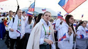 Участники фестиваля во время шествия молодежи стран мира на федеральной территории "Сириус"